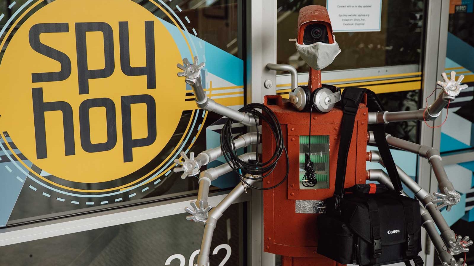 spy-hop-robot-with-mask